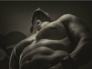 The naked man who increases the penis gel